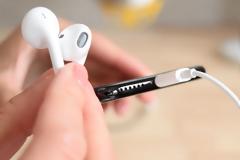 Η Apple υποσχέθηκε να διορθώσει το πρόβλημα με τα ακουστικά Lightning-EarPods σύντομα.