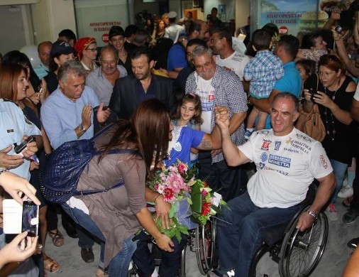 Υποδοχή ήρωα στον χρυσό Παραολυμπιονίκη Στεφανουδάκη στην Κρήτη – Τον σήκωσαν στα χέρια - Φωτογραφία 2