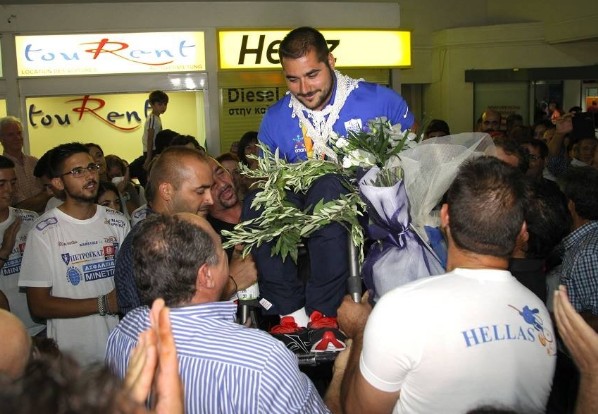 Υποδοχή ήρωα στον χρυσό Παραολυμπιονίκη Στεφανουδάκη στην Κρήτη – Τον σήκωσαν στα χέρια - Φωτογραφία 5