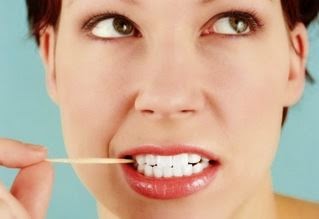 Είναι καλό να καθαρίζουμε τα δόντια μας με οδοντογλυφίδες; - Φωτογραφία 1