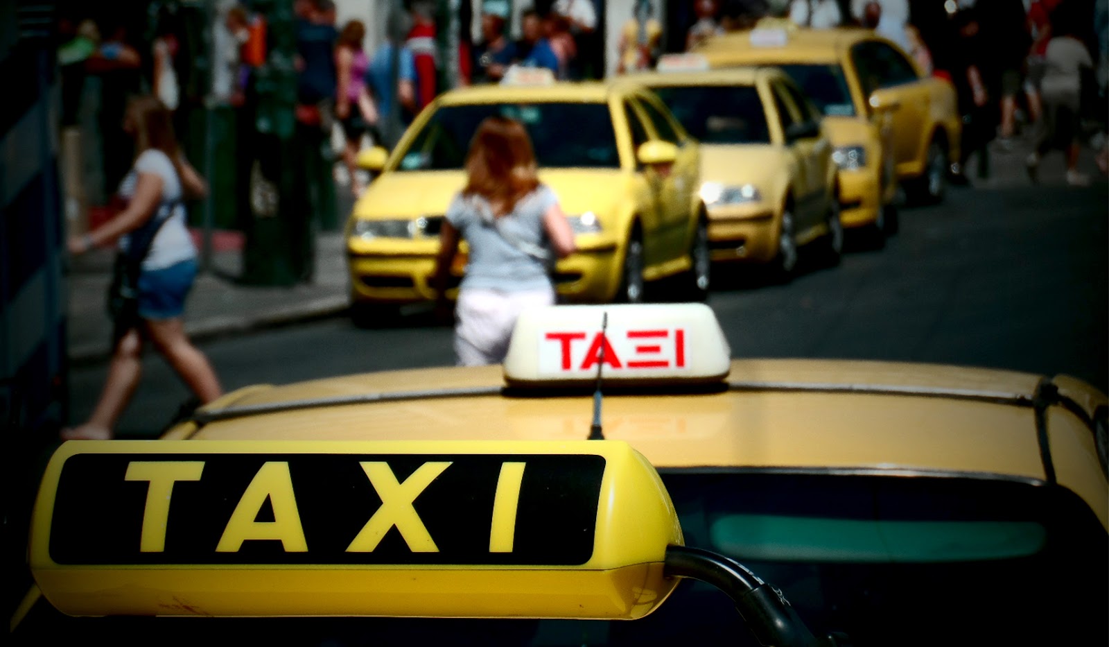 Απίστευτο! Στο αυτόφωρο ταξιτζήδες που πιάστηκαν στα χέρια για μία θέση πάρκινγκ - Φωτογραφία 1