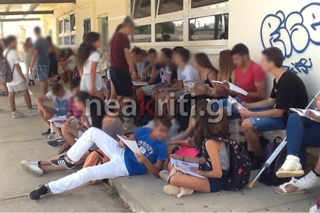 Mαθητές Γυμνασίου κάνουν μάθημα… στα παγκάκια! (photos) - Φωτογραφία 1