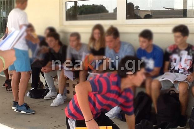 Mαθητές Γυμνασίου κάνουν μάθημα… στα παγκάκια! (photos) - Φωτογραφία 4