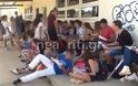 Mαθητές Γυμνασίου κάνουν μάθημα… στα παγκάκια! (photos)