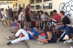 Mαθητές Γυμνασίου κάνουν μάθημα… στα παγκάκια! (photos)