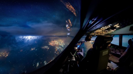 Το θέαμα ΚΟΒΕΙ την Ανάσα: ΔΕΙΤΕ πώς φαίνονται οι ΚΑΤΑΙΓΙΔΕΣ μέσα από το Πιλοτήριο των αεροπλάνων... [ΕΝΤΥΠΩΣΙΑΚΕΣ ΕΙΚΟΝΕΣ] - Φωτογραφία 2