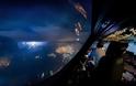 Το θέαμα ΚΟΒΕΙ την Ανάσα: ΔΕΙΤΕ πώς φαίνονται οι ΚΑΤΑΙΓΙΔΕΣ μέσα από το Πιλοτήριο των αεροπλάνων... [ΕΝΤΥΠΩΣΙΑΚΕΣ ΕΙΚΟΝΕΣ] - Φωτογραφία 2