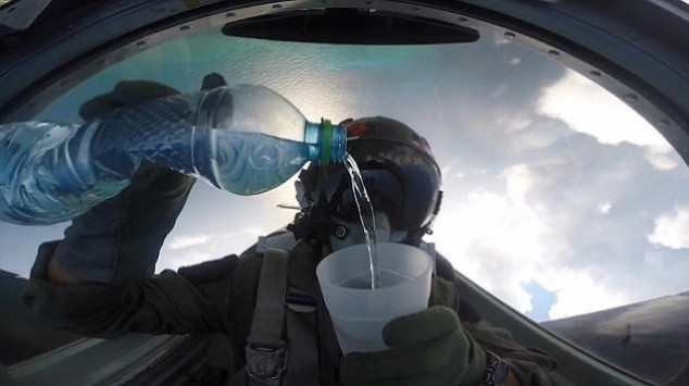 ΑΠΙΣΤΕΥΤΟΣ Ο ΤΥΠΟΣ... Πιλότος μαχητικού πίνει νερό ενώ πετά ανάποδα! - Φωτογραφία 1
