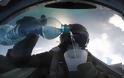 ΑΠΙΣΤΕΥΤΟΣ Ο ΤΥΠΟΣ... Πιλότος μαχητικού πίνει νερό ενώ πετά ανάποδα!