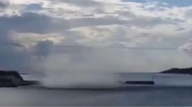 Εντυπωσιακό! Τεράστρια ρουφήχτρα σηκώνει τη θάλασσα στη Σύρο - Φωτογραφία 1