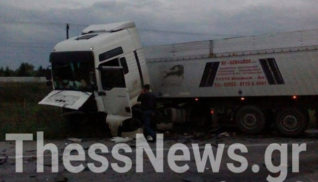 Σοκάρουν οι εικόνες από το δυστύχημα στην εθνική οδό Ευζώνων - Θεσσαλονίκης... [photos] - Φωτογραφία 2