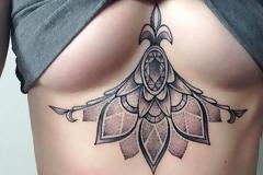 Tattoobs, η νέα μόδα στα τατουάζ των γυναικών