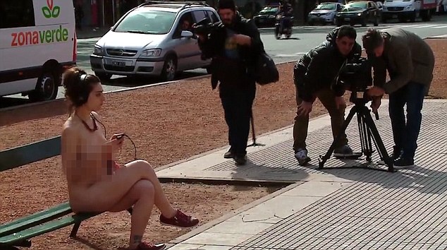 Βίντεο: Γυναίκες ξεγuμνώθηκαν έξω από τη Βουλή της Αργεντινής για τα δικαίωματά τους - Φωτογραφία 3