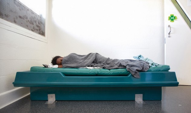 ΣΥΓΚΛΟΝΙΣΤΙΚΗ ΟΜΟΛΟΓΙΑ: «Με έβαλαν σε αναμορφωτήριο επειδή δεν έστρωνα το κρεβάτι μου» - Φωτογραφία 1
