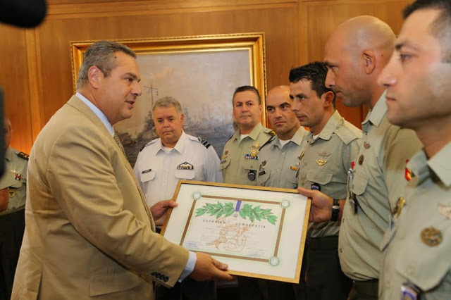 Απονομή μεταλλίου εξόχου πράξεως σε προσωπικό της Ζ ΜΑΚ από τον ΥΕΘΑ Πάνο Καμμένο - Φωτογραφία 4