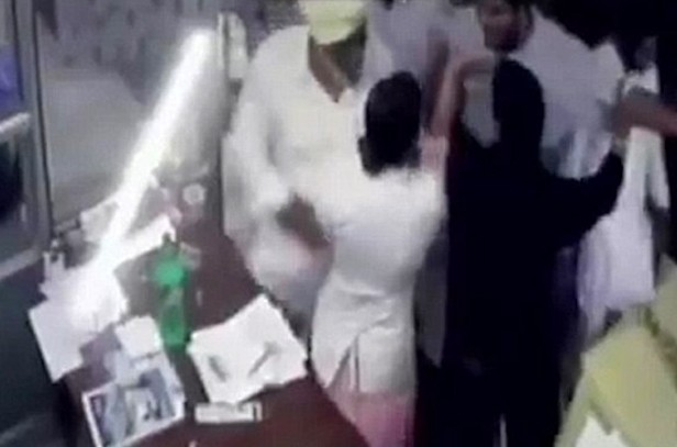 ΣΟΚ! Ινδός πολιτικός ρίχνει στο έδαφος έγκυο νοσοκόμα [video] - Φωτογραφία 1