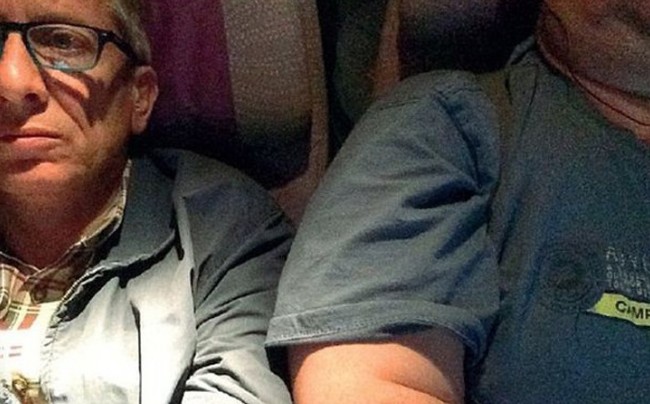 Δικηγόρος έκανε αγωγή σε αεροπορική εταιρεία γιατί καθόταν δίπλα σε έναν υπέρβαρο - Φωτογραφία 1