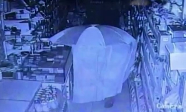Το βίντεο με τον κλέφτη που «καβατζώθηκε» ώστε να μην τον ανακαλύψουν με τίποτα - Φωτογραφία 1
