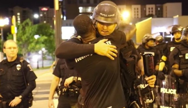 Ο ακτιβιστής που μοίραζε αγκαλιές σε αστυνομικούς στο Σάρλοτ. ΔΕΙΤΕ ΟΛΟΙ ΤΟ ΒΙΝΤΕΟ - Φωτογραφία 1