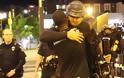 Ο ακτιβιστής που μοίραζε αγκαλιές σε αστυνομικούς στο Σάρλοτ. ΔΕΙΤΕ ΟΛΟΙ ΤΟ ΒΙΝΤΕΟ