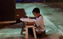 Μάθημα ζωής από 8χρονο - Διαβάζει υπό το φως των McDonald's