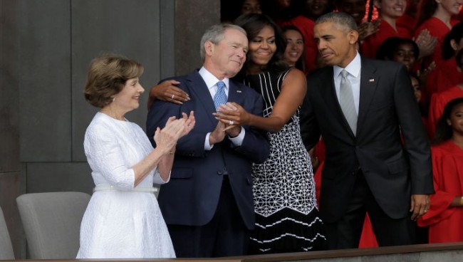 Όταν η Μισέλ Ομπάμα αγκάλιασε τον Τζορτζ Μπους - Φωτογραφία 1