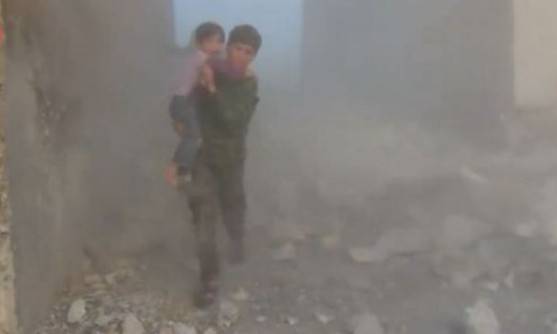 Η βαρβαρότητα στη Συρία σε μια ΦΩΤΟΓΡΑΦΙΑ: Μάνα αγκαλιά με τα παιδιά της νεκροί στα ερείπια - Φωτογραφία 1
