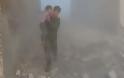 Η βαρβαρότητα στη Συρία σε μια ΦΩΤΟΓΡΑΦΙΑ: Μάνα αγκαλιά με τα παιδιά της νεκροί στα ερείπια