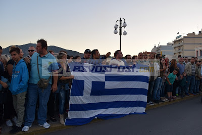 Σείστηκε η Μυτιλήνη με την ανάκρουση του εθνικού ύμνου από χιλιάδες κόσμου στην υποστολή της σημαίας - Φωτογραφία 2