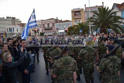 Σείστηκε η Μυτιλήνη με την ανάκρουση του εθνικού ύμνου από χιλιάδες κόσμου στην υποστολή της σημαίας (vid, pics) - Φωτογραφία 9