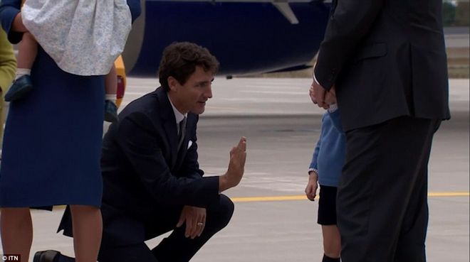 Όταν ο μικρός πρίγκιπας Γεώργιος σνόμπαρε τον Καναδό πρωθυπουργό! [video] - Φωτογραφία 1