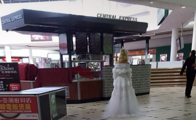 Μοναχική νύφη σε εμπορικό κέντρο στη Μελβούρνη - Φωτογραφία 1