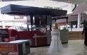 Μοναχική νύφη σε εμπορικό κέντρο στη Μελβούρνη