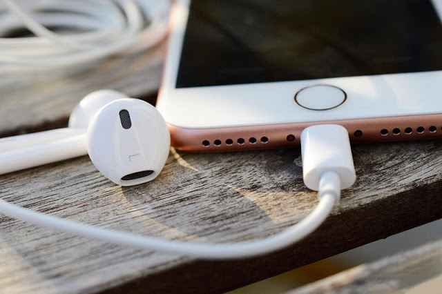Πώς να φορτίσετε το iPhone 7 και να ακούσετε μουσική την ίδια στιγμή - Φωτογραφία 1