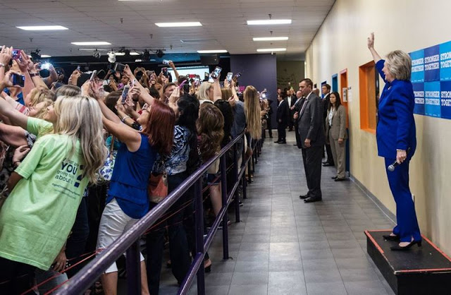 Όλη η αλήθεια πίσω από αυτή τη φωτογραφία της Χίλαρι Κλίντον που έγινε viral [video] - Φωτογραφία 2