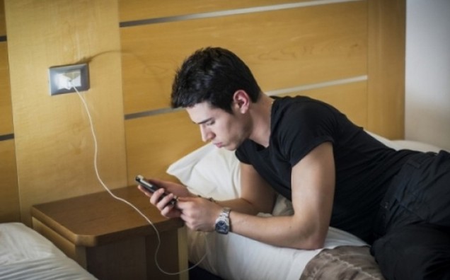 Γιατί δεν πρέπει να κοιμόμαστε με το κινητό δίπλα στο κρεβάτι - Φωτογραφία 1