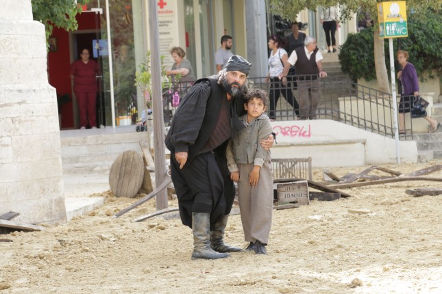 Eνα απέραντο σκηνικό η πλατεία Αγίας Αικατερίνης στο Ηράκλειο – Ξεκίνησαν τα γυρίσματα του Γιάννη Σμαραγδή για τον Νίκο Καζαντζάκη [photos+video] - Φωτογραφία 11