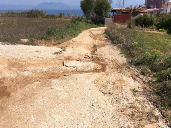 Ο δρόμος που γίνεται …χείμαρρος - 15 οικογένειες στην Λακκόπετρα δεν μπορούν να πάνε στο σπίτι τους! - Φωτογραφία 3