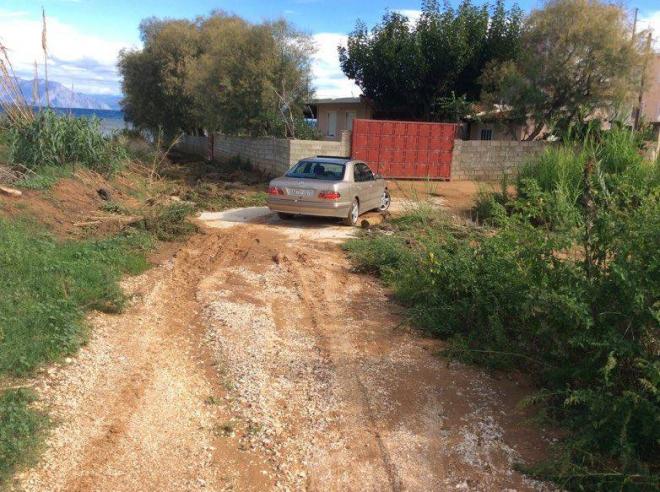 Ο δρόμος που γίνεται …χείμαρρος - 15 οικογένειες στην Λακκόπετρα δεν μπορούν να πάνε στο σπίτι τους! - Φωτογραφία 4
