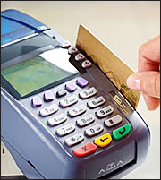 Οι πληρωμές με πιστωτική ξεπερνούν τα μετρητά - Φωτογραφία 1