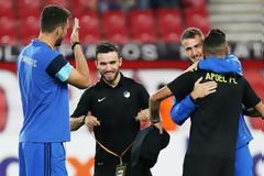 ΟΙ... ΑΓΚΑΛΙΕΣ ΚΑΙ ΤΑ ΓΕΛΙΑ ΤΩΝ ΕΡΥΘΡΟΛΕΥΚΩΝ ΜΕ ΓΙΑΝΝΙΩΤΑ ΚΑΙ ΛΑΤΣΙ! (PHOTOS)