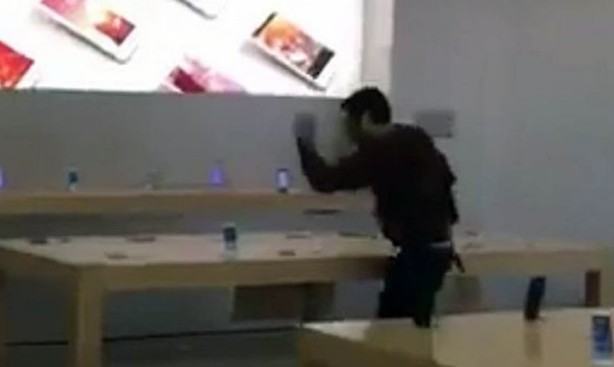 ΑΠΙΣΤΕΥΤΟ: Μπήκε σε κατάστημα της Apple και άρχισε να σπάει όλες τις συσκευές! - Φωτογραφία 1