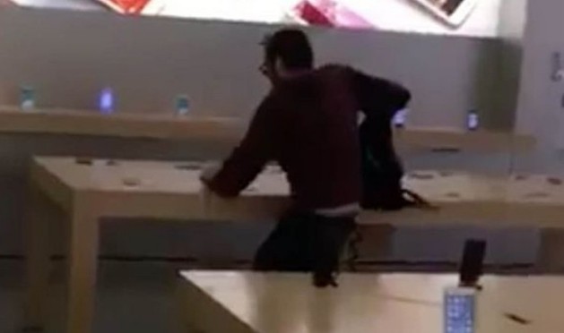 ΑΠΙΣΤΕΥΤΟ: Μπήκε σε κατάστημα της Apple και άρχισε να σπάει όλες τις συσκευές! - Φωτογραφία 2