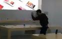 ΑΠΙΣΤΕΥΤΟ: Μπήκε σε κατάστημα της Apple και άρχισε να σπάει όλες τις συσκευές!