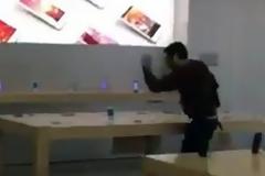ΑΠΙΣΤΕΥΤΟ: Μπήκε σε κατάστημα της Apple και άρχισε να σπάει όλες τις συσκευές!