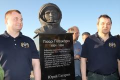 Ο Γιούρι Γκαγκάριν… κοσμεί πλέον το θεατράκι του Καράβολα