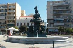 Πάτρα: Σπασμένα παγκάκια, σκουπίδια και συνθήματα στα συντριβάνια - Η θλιβερή εικόνα της πλατείας Γεωργίου