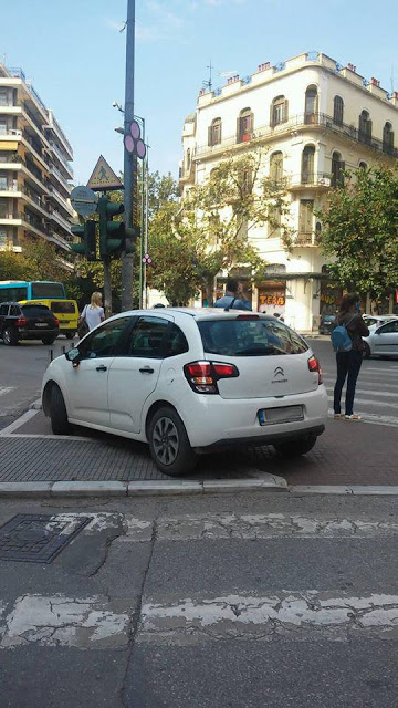 ΤΕΤΟΙΟ παρκάρισμα δεν έχετε ξαναδεί! Ο οδηγός πήρε μέχρι και... παράσημο - Φωτογραφία 2