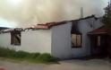 Αίγιο: Κάηκε η ιστορική ταβέρνα Μαγκλάρας - Κινδύνεψε πυροσβέστης - Φωτογραφία 2