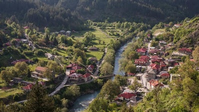 Το μοναδικό ελληνικό χωριό που χωρίζει στη μέση ποτάμι - Φωτογραφία 1